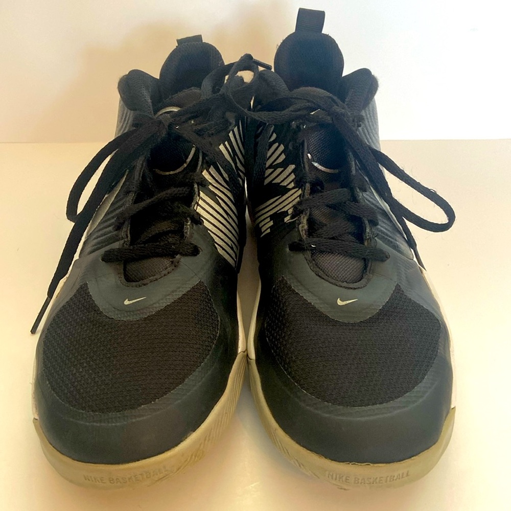 Nike Youth Team Hustle Basketball Shoes Black/ Silver Size 5Y